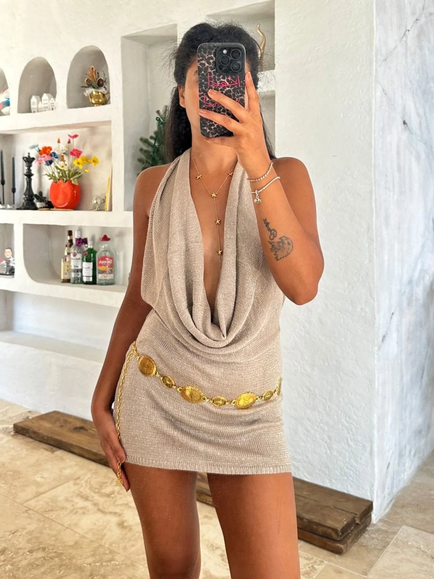 Minivestido de mujer con escote en V profundo y espalda descubierta