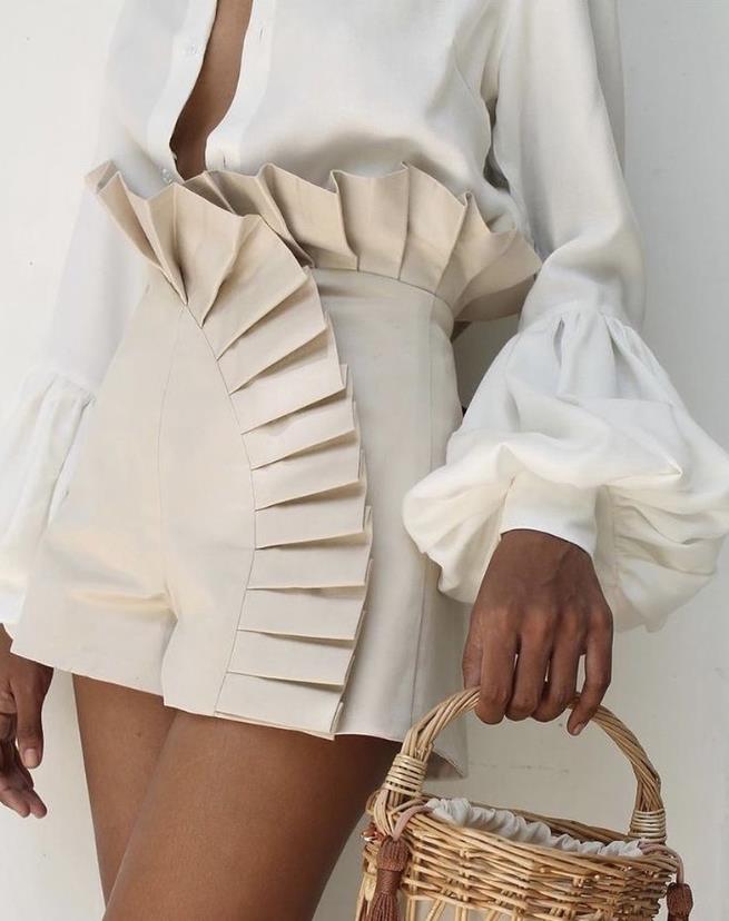 Pantalones cortos elegantes con volantes